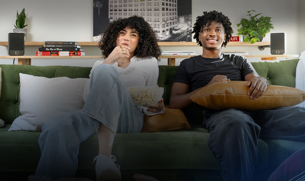 Flexus-SURR-100-Behind-Friends-on-Couch-v2_2000x1333.jpg